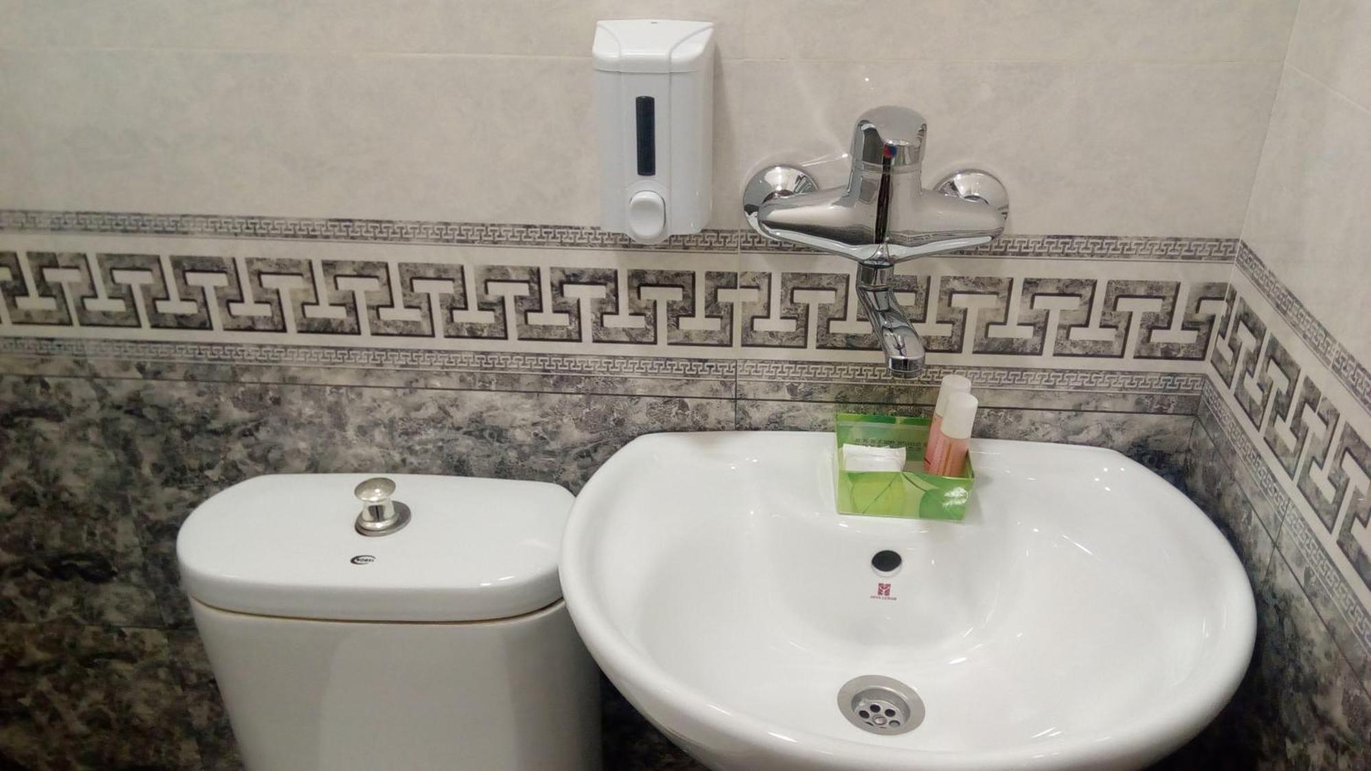 Hotel Isani Tbilisi Bilik gambar